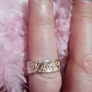 Elegant Gold Swirl Ring